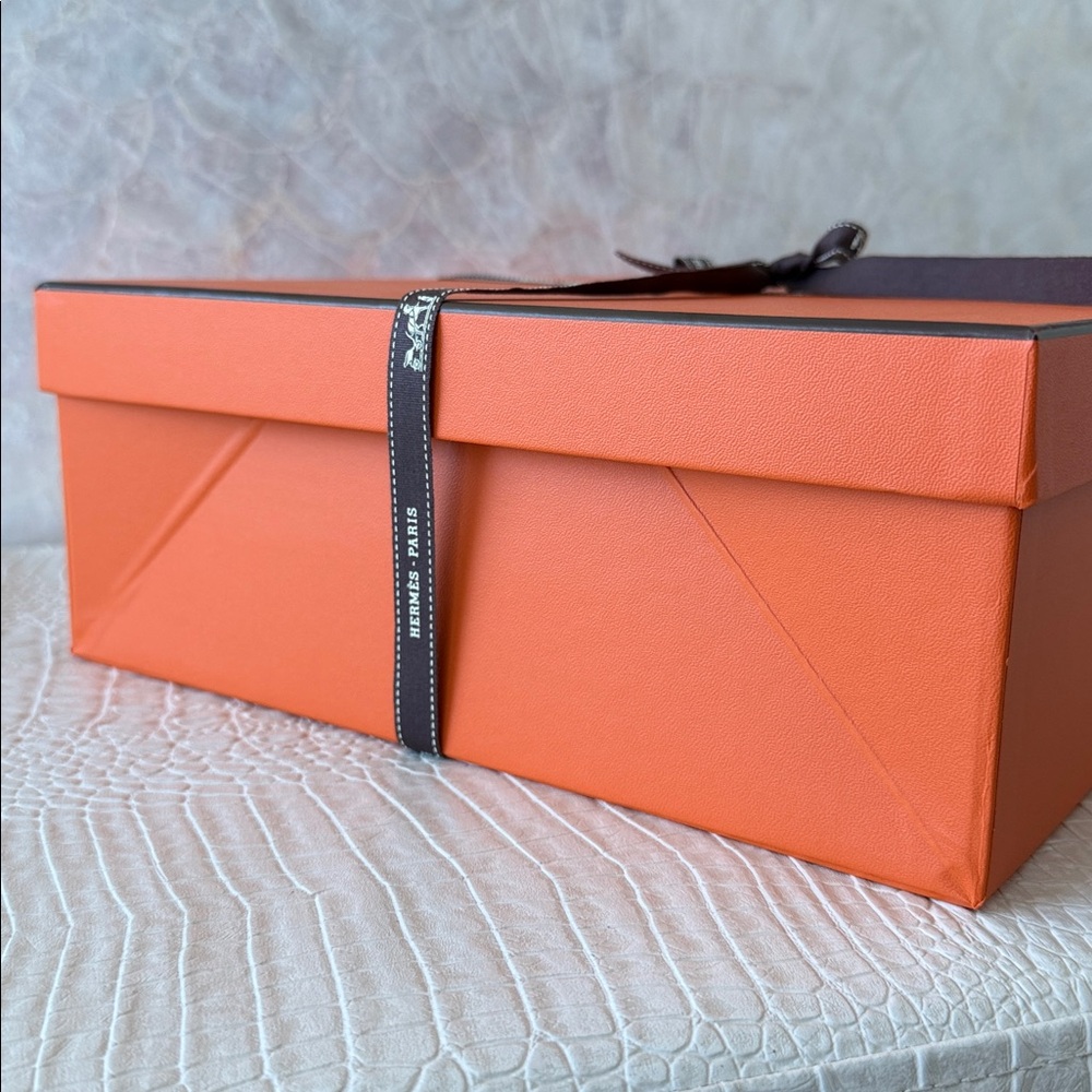 Hermes Large storage , Evelyne, Bolide, Sweater, sneakers, shoes box.like new - Picture 2 of 12